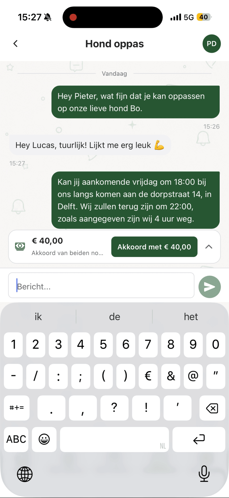 Chatgesprek in de app waarin een tijd en adres voor de hondenoppas worden afgesproken